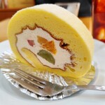 ミエ シマムラ - フルーツロール、クリームが滑らか、甘すぎず軽い感じで美味