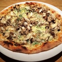 Osteria UVA RARA 横浜 - きのこのピッツァ