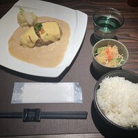 旬菜ステーキ処 らいむらいと - 注文品のチーズハンバーグ。