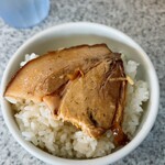 中華そば土屋商店 - チャーシューを半分に切ってオンザライス