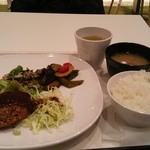 YEBISU GARDEN CAFE - メインはメンチカツ、付け合わせは3種類の中から2種類を選びます。