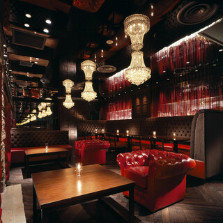 光り輝くシャンデリアと暖炉の灯火が揺らめく空間で特別なひと時