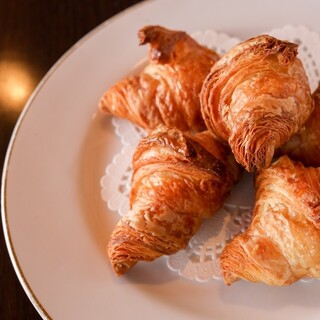 中はふわ、外はサクっとした自慢のクロワッサン◆テイクアウト可