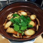 黙坊 - このつゆに網に入れた蕎麦をしゃぶしゃぶして温めてから食します。普通の鴨せいろは温かいつけ汁に冷たい蕎麦をつけてると最後はつゆが冷めてしまうが、これだと最後まで熱々!