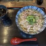 海で魚を食べる鳥 - 