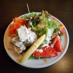 BARU 竹末 - 2種のカレーランチ（1000円）のサラダ。グリーン系とマヨネーズ系のサラダにキャロットラペ。
      さらにヤングコーンと若松トマトなど。とてもボリューミーで美味ですが、あくまでも前菜。