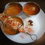 BARU 竹末 - 2種のカレーランチ（1000円）。なぜかこの日はカレーが3種類。インド風のチキンとポーク、タイ風の野菜カレーとライス、豚バラ肉の串焼き。