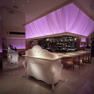 幻想的な光が照らす空間