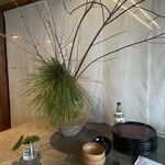 OTOTO JET - お店
      、大王松が素敵
      壺は備前なのかな❓
      