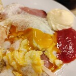 スタンド 浅草2丁目食堂 - トロトロの半熟目玉焼き