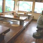 久留米純とんこつ 岡村屋 - カウンター席とテーブル席