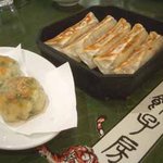 紅虎餃子房 - ニラ饅頭と棒餃子