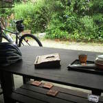 すだち - 縁側にあるテーブルに座りました。