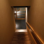 Tori Yoshi - 階段（2階から1階を）