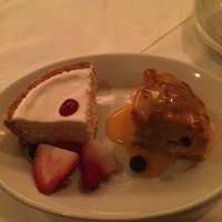 ルース クリス ステーキハウス - チーズケーキと何かのケーキ、四分の1づつ