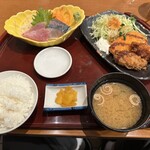 海鮮茶屋 一鮮 - 【2025.1.24(金)】日替りランチ（チキンカツとカキフライ＋刺身2種）990円