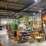 ZUKKU WARE HOUSE - 入り口にはアウトドア用品！