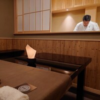 日本料理 山崎 - 2階個室に面した調理場。