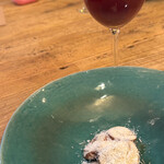 オステリア セルヴァジーナ - ブラウンマッシュルームのインサラータ　飲み物はキティ