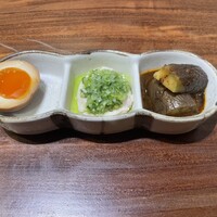 シーファン - 左から煮卵烏龍茶漬け　蒸し鶏ネギソース　ナスの四川風　これが辛すぎず山椒の香りが勝って美味しかった