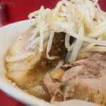 ラーメン二郎 - 豚の厚み