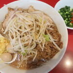 ラーメン二郎 - ラーメン半分＋青ネギショウガ半分崩