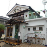 カフェ simme - バロー前の道路から少しだけ奥にあります