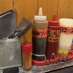 お好み焼・たこ焼 多幸膳 - 備品。真ん中の味噌も美味い。