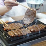 焼肉幸泉 - 上ロースは片面焼きぐらいがベスト