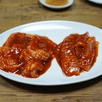 焼肉幸泉 - 左　シマチョウ　右　ギアラ　辛味噌