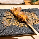 焼鳥 空 - 心臓
      
      あえて切り開かず、まるごとの心臓
      野性味は感じながらも、臭みや嫌な感じは全くしない
      内臓系の旨みと滴る肉汁を味わえる
