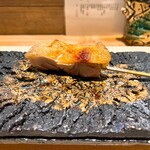 焼鳥 空 - もも
      
      塊肉を提供前にくるりと包丁を入れて1口サイズ(2p)に
      
      塊で焼くことで肉汁をより閉じ込めながら皮はバリッ
      
      火入れ技術の高さと、名古屋コーチンらしい旨味と弾力の強さがわかりやすい