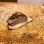 焼鳥 空 - 椎茸の肉詰め
      
      特大の椎茸とレバーの層が練り込まれた肉詰め
      
      旨みが強いが、椎茸の存在感よりレバーの風味が勝った印象を受けてしまった
      
      椎茸の変態が知多にいると大将