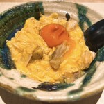 焼鳥 空 - 親子丼
      
      コーチン卵のコッテリとした卵の濃さと炭火焼された肉の薫香が混じり合い、少量ながらも満足感と高いシメ