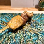 焼鳥 空 - ソリレス
      
      跳ね返るような弾力があり、噛み締めると溢れる脂と肉汁
      そのジュースが脂くどすぎず、野性味が強すぎず