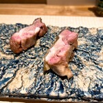 焼鳥 空 - ふくらはぎ
      
      よく運動する部位なのか
      血っぽさすら感じるような、とても濃い肉肉しさ。
      でも、鶏特有の臭みではなく
      ゴリュゴリュとした弾力と野性味、肉汁の内包量がすごい