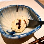 焼鳥 空 - コーチン卵のアイスクリーム
      さくらチップで燻製したものをスプレー
      バルサミコのソース
      
      卵の濃さと甘味のシンプルなデザートでなく、香りや酸味が加わり多層的に。
      
      燻製が不均一にかかるとさらに楽しいか