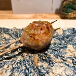 焼鳥 空 - つくね
      
      まるでハンバーグのような
      粗さとなめらかさを併せ持つ
      鶏の旨みがまさに塊で口腔を満たす