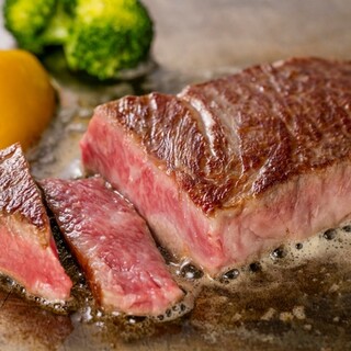 特撰サーロインやフィレ肉など、良質な国産牛をミディアムレアで
