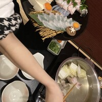 泳ぎとらふぐ活蟹料理 あじ平 曽根崎 - 仲居さんが丁寧に鍋へと入れて下さいます