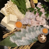 泳ぎとらふぐ活蟹料理 あじ平 曽根崎 - 綺麗に盛り付けられましたお鍋の具材