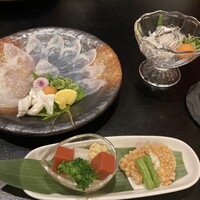 泳ぎとらふぐ活蟹料理 あじ平 曽根崎 - てっさにふぐ皮ポン酢 初めから美味しくて笑みがこぼれ落ちます♡