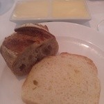 コンヴィヴィアリテ - バケットとバター2種