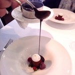 コンヴィヴィアリテ - 温かいチョコをかけてデザートが完成