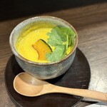 寿し肴和志 - ◉ かぼちゃのスープ　600円（税込）
      　☘️熱い目にして頂きました！
      　　身体が暖まって良いです！
      　　かぼちゃの素朴な風味でとても良い味！
