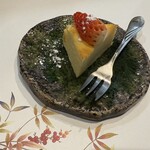 寿し肴和志 - ◉ チーズケーキ（お店からのサービス）
      　☘️ 甘さ控えめで、とても良いです♪♪♪
      　　ありがとうございます(^｡^)