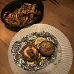 アスラ - 椎茸焼きバター、ごぼうチップス