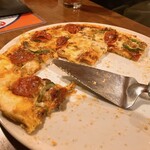 イザカヤ・ジャ・ナイ - 普通のピザも美味しい