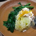 二毛作＆ - 雲子と春菊のおでん。上にのってる柚子がいい香り。白菜も美味しかったです。