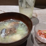 二毛作＆ - お通しはあら汁と桜エビの美味しいやつ（名前忘れました。）奥はそば茶ハイ